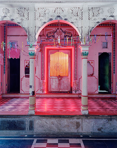 Photo de Vasantha Yogananthan d'une maison rose en Inde dans le cadre du festival Photographique Influences indiennes à Beaucouzé