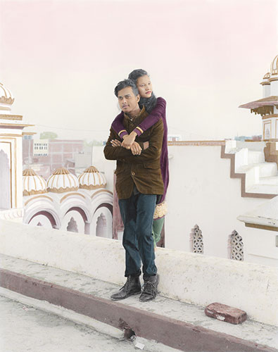 Photo de Vasantha Yogananthan d'un couple enlacé en Inde dans le cadre du festival Photographique Influences indiennes à Beaucouzé