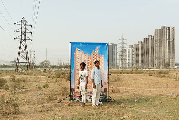Photo d'Arthur Crestani de deux hommes devant un immeuble en Inde dans le cadre du festival Photographique Influences indiennes à Beaucouzé