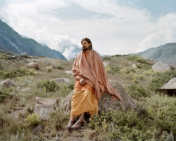 Photo de Nishant Shukla d'un homme en sari assis sur un rocher en montagne en Inde dans le cadre du festival Photographique Influences indiennes à Beaucouzé
