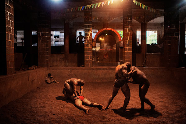 Photographie de Thomas Morel Fort de Lutteurs indiens entrain de s'entraîner dans le cadre du festival Photographique Influences indiennes à Beaucouzé