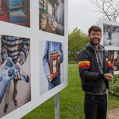 Frederik Buyckx présentant son exposition pendant le Festival Influences Belges en 2016
