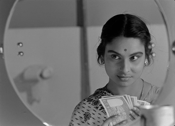 Image Noir et blanc femme indienne tenant des billets de banque extraite du film indien réalisé par Satyajit Ray La Grande ville