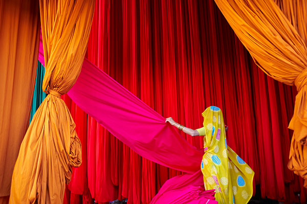 Photo de Tuul et Bruno Morandi Femme dans une fabrique de tissus pour Sari dans le cadre du festival Photographique Influences indiennes à Beaucouzé